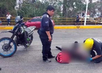 Paramédicos y elementos de seguridad intervinieron en el lugar del percance para brindar apoyo a la mujer lesionada.