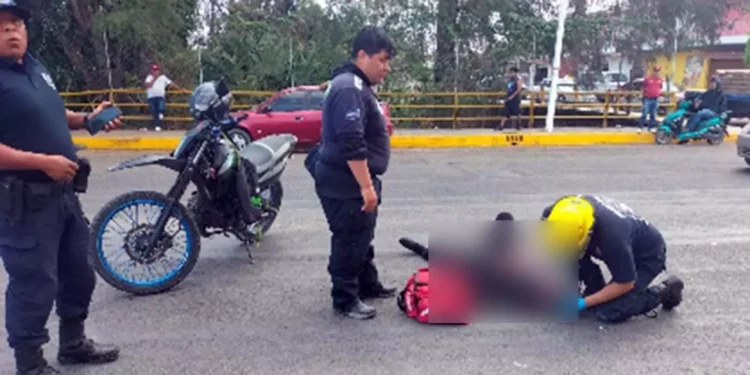Paramédicos y elementos de seguridad intervinieron en el lugar del percance para brindar apoyo a la mujer lesionada.