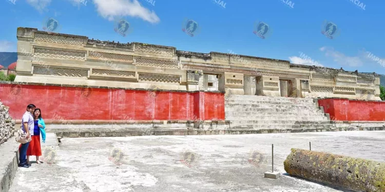 Foto: Archivo El Imparcial // Personas con discapacidad auditiva participaron en una visita guiada inclusiva en la Zona Arqueológica de Mitla.