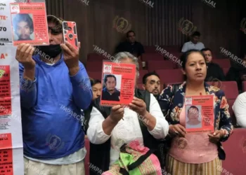 Foto: Adrián Gaytán // Familiares de desaparecidos ahora víctimas de acoso y extorsión, denuncian en el congreso.
