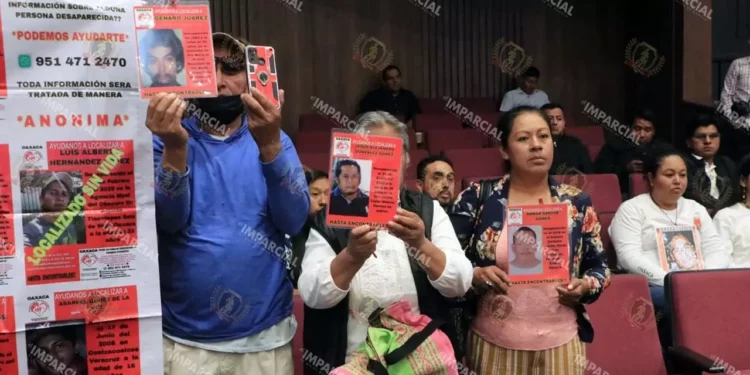 Foto: Adrián Gaytán // Familiares de desaparecidos ahora víctimas de acoso y extorsión, denuncian en el congreso.