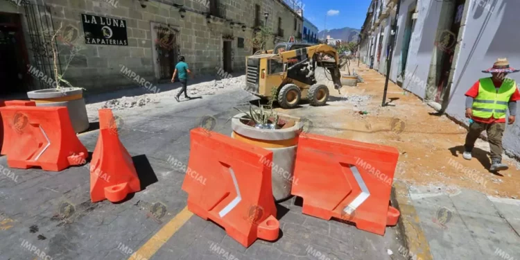 Foto: Adrián Gaytán // Las obras sobre la calle 20 de Noviembre, en el Centro Histórico de Oaxaca.