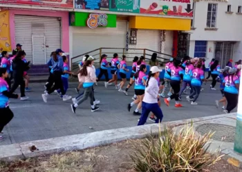 Solo mujeres en la carrera atlética por el Día Internacional de la Mujer.