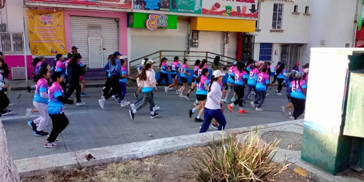 Solo mujeres en la carrera atlética por el Día Internacional de la Mujer.