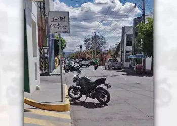 Un joven de 18 años resultó herido tras perder el control de su unidad frente a una clínica.
