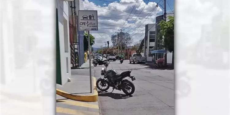Un joven de 18 años resultó herido tras perder el control de su unidad frente a una clínica.