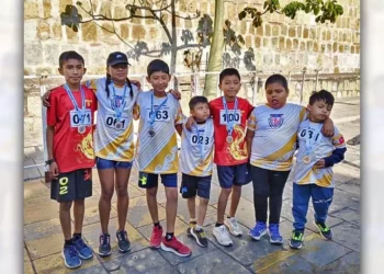 Foto: Rubén Morales // Alumnos ganadores de atletismo de la Escuela Benito Juárez García posaron para la fotografía del recuerdo.