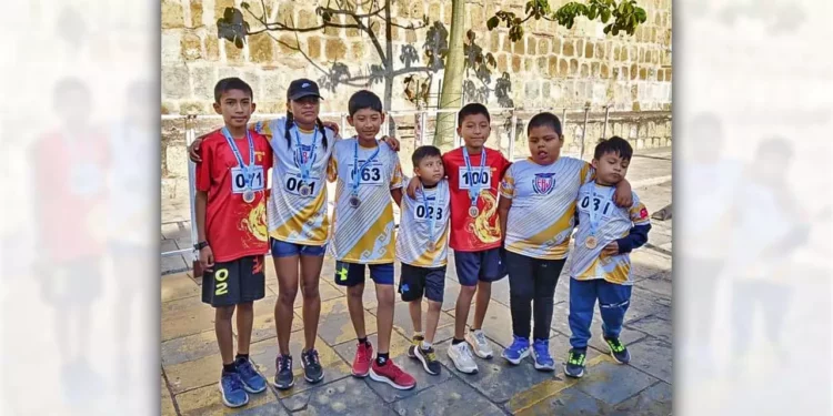 Foto: Rubén Morales // Alumnos ganadores de atletismo de la Escuela Benito Juárez García posaron para la fotografía del recuerdo.