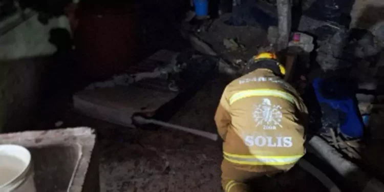Bomberos de Huajuapan lograron sofocar las brasas para evitar una tragedia mayor.