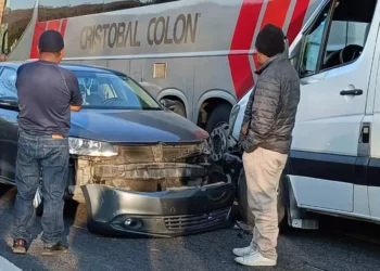 El fuerte choque frontal dejó ambas unidades con el motor destrozado; por fortuna, no hubo víctimas que lamentar.