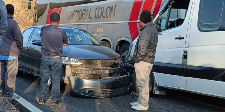 El fuerte choque frontal dejó ambas unidades con el motor destrozado; por fortuna, no hubo víctimas que lamentar.