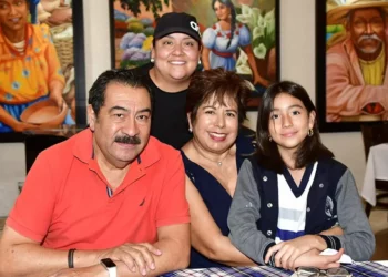 Foto: Rubén Morales // Diego Domínguez, Sara Marina González, Cyntia Hernández y la pequeña Cynthia Martínez.