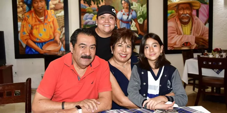 Foto: Rubén Morales // Diego Domínguez, Sara Marina González, Cyntia Hernández y la pequeña Cynthia Martínez.