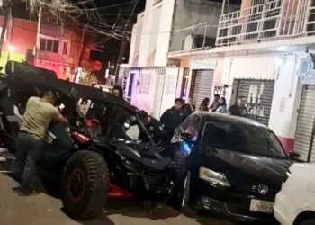 El aparatoso accidente se registró en la esquina de la Avenida 5 de Febrero e Hidalgo.