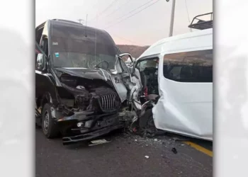 El impacto frontal entre las dos unidades dejó cuantiosos daños materiales.