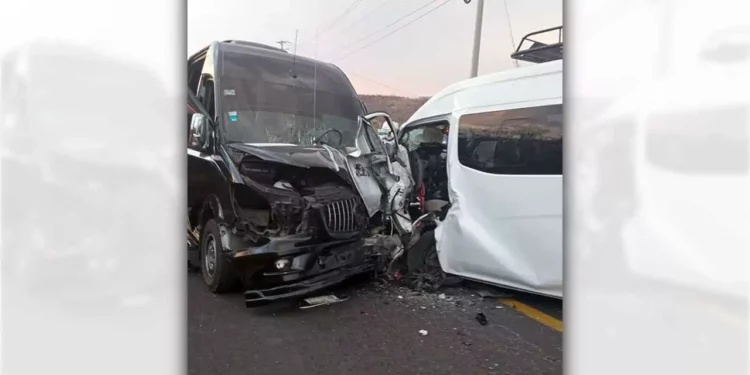 El impacto frontal entre las dos unidades dejó cuantiosos daños materiales.