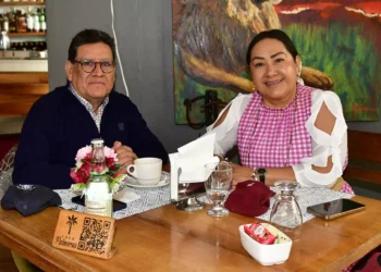 El Lic. Juanito Audelo y Salomé Martínez compartieron un agradable desayuno.