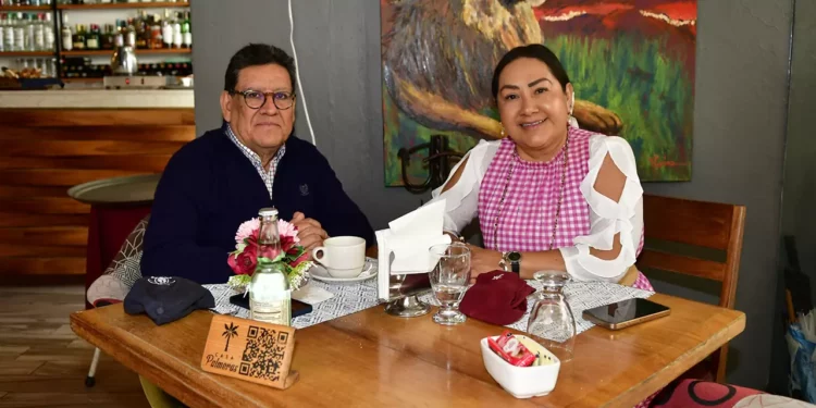 El Lic. Juanito Audelo y Salomé Martínez compartieron un agradable desayuno.