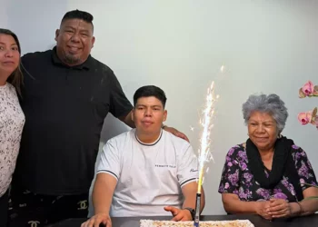 Foto: Rubén Morales // Hassif Silvestre con sus padres, Omar Sumano Alonso y la profesora Francisca Juan Nava, así como su abuelita, doña Mónica Alonso.