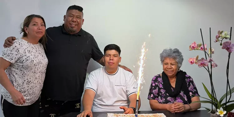 Foto: Rubén Morales // Hassif Silvestre con sus padres, Omar Sumano Alonso y la profesora Francisca Juan Nava, así como su abuelita, doña Mónica Alonso.