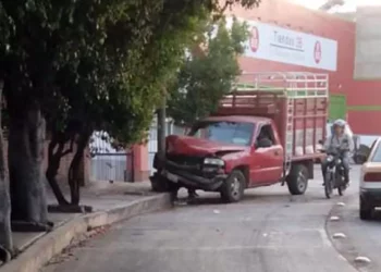 La camioneta Nissan terminó con daños frontales tras el fuerte impacto.