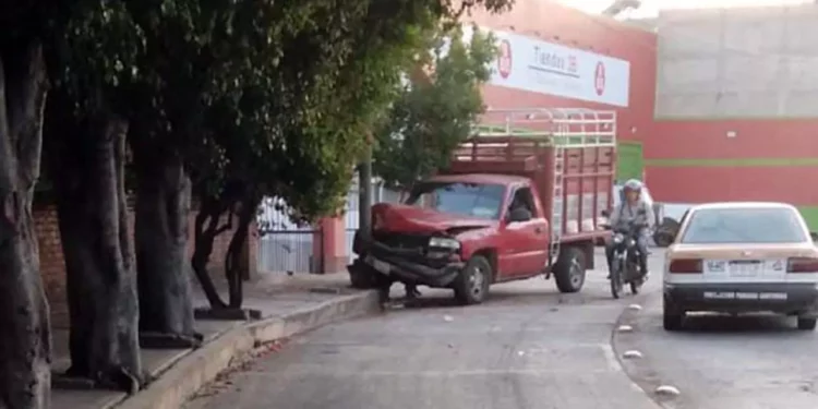 La camioneta Nissan terminó con daños frontales tras el fuerte impacto.