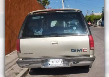 La unidad GMC dorada fue sustraída de la calle 1, en la segunda sección del fraccionamiento FOVISSSTE.