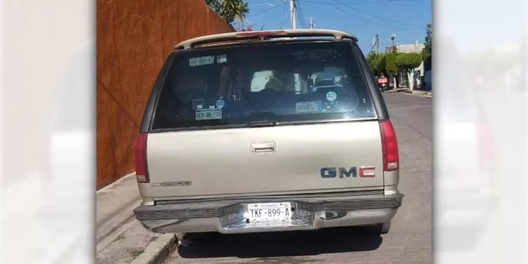 La unidad GMC dorada fue sustraída de la calle 1, en la segunda sección del fraccionamiento FOVISSSTE.