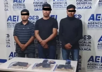 Las tres armas cortas de alto poder fueron embaladas por peritos para su análisis balístico.