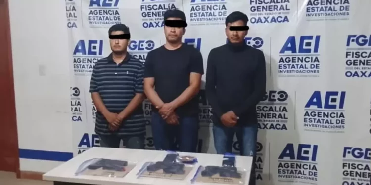 Las tres armas cortas de alto poder fueron embaladas por peritos para su análisis balístico.