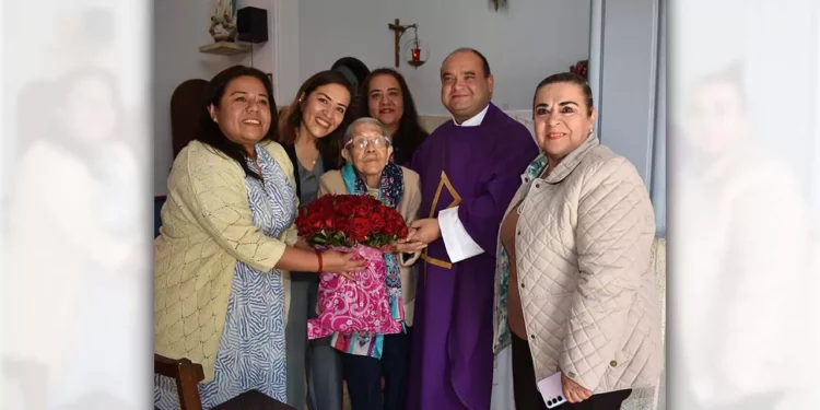 Doña Lolita Alonso León de Ruíz celebró el pasado sábado 21 de marzo su centenario.