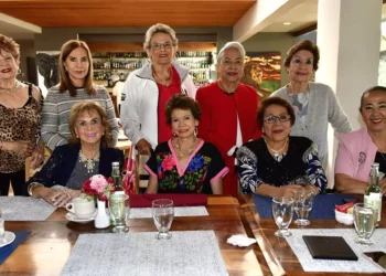 Fotos: Rubén Morales // Leonor de Hurtado, Celia Martínez, Olga Scheremberg, Tere Herrera, Anita Orduña de Martínez Gracida, Marien Topete, Mary Marichalar y Sol Álvarez, quienes se reúnen cada inicio de semana para fortalecer su amistad.
