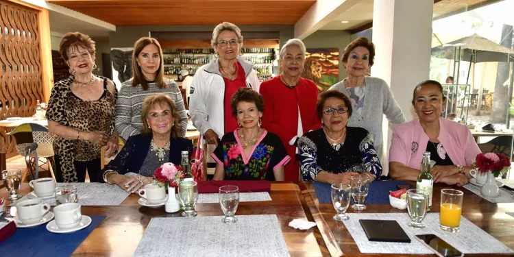 Fotos: Rubén Morales // Leonor de Hurtado, Celia Martínez, Olga Scheremberg, Tere Herrera, Anita Orduña de Martínez Gracida, Marien Topete, Mary Marichalar y Sol Álvarez, quienes se reúnen cada inicio de semana para fortalecer su amistad.