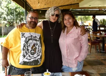 Fotos: Rubén Morales // María de Lourdes Jiménez celebra su cumpleaños acompañada del notario Arturo David Vásquez y Urdiales y Liz García.