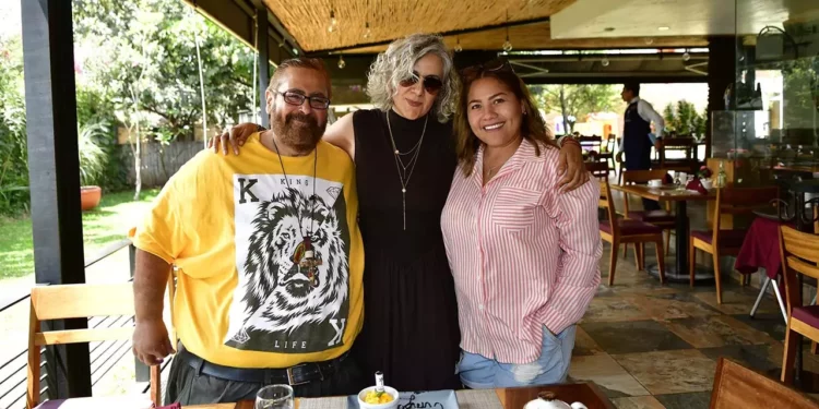 Fotos: Rubén Morales // María de Lourdes Jiménez celebra su cumpleaños acompañada del notario Arturo David Vásquez y Urdiales y Liz García.