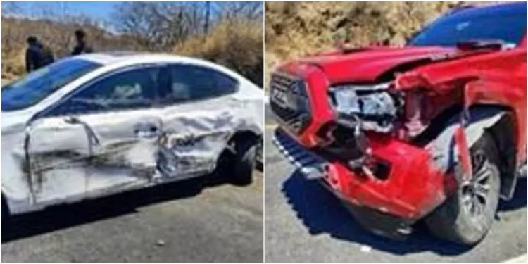 x y cuerpos de seguridad laboraron tras el choque entre el Mazda blanco y la camioneta Toyota.