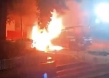 Restos de las unidades oficiales calcinadas frente al Palacio Municipal de Eloxochitlán.