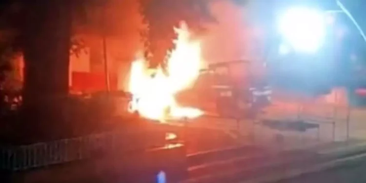 Restos de las unidades oficiales calcinadas frente al Palacio Municipal de Eloxochitlán.