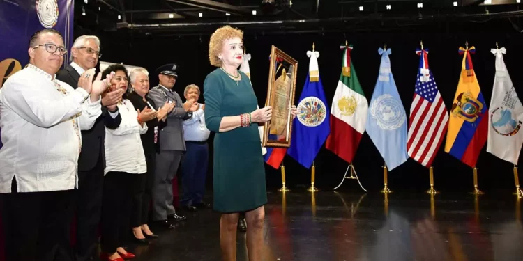 Martha Esperanza Cruz Ruíz González recibió el reconocimiento internacional “Mujer Excepcional Constructora de Paz 2026”.