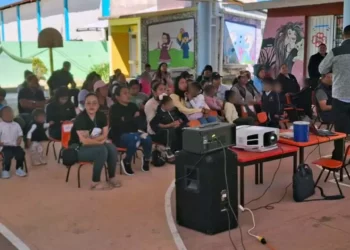 Se señaló que el amor, el respeto y el acompañamiento familiar son elementos esenciales para el desarrollo emocional y social.