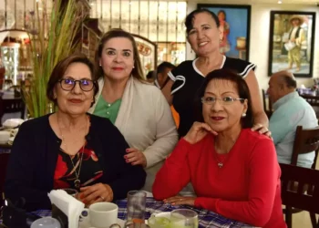 Foto: Rubén Morales // Vicky Alonso, Damar Vásquez, Deyanira Robles y Lucía Chong disfrutaron de un agradable desayuno.