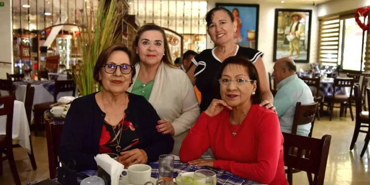 Foto: Rubén Morales // Vicky Alonso, Damar Vásquez, Deyanira Robles y Lucía Chong disfrutaron de un agradable desayuno.