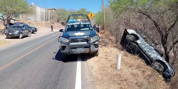 El accidente ocurrió a la altura de la agencia de Santa María Xochixtlapilco.
