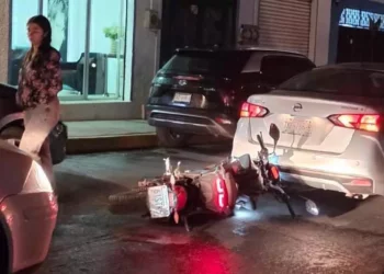 El asfalto mojado y la falta de precaución derivaron en una carambola que paralizó el tráfico en la zona centro.