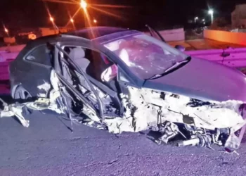 El automóvil quedó severamente dañado.