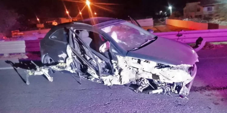 El automóvil quedó severamente dañado.