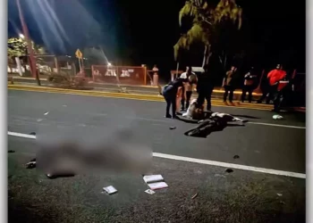El cuerpo de la víctima quedó sobre el asfalto tras ser embestida por una motocicleta.