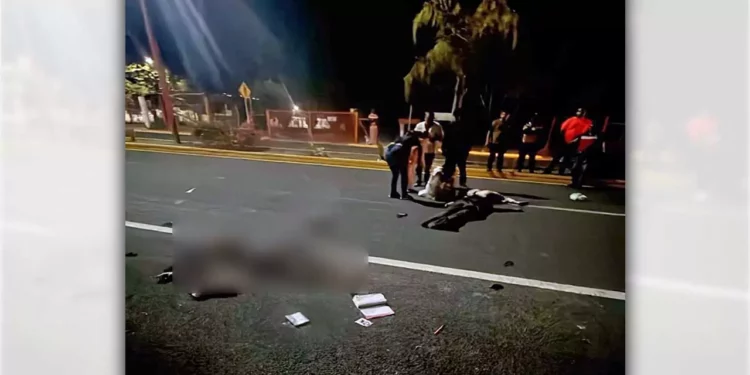 El cuerpo de la víctima quedó sobre el asfalto tras ser embestida por una motocicleta.