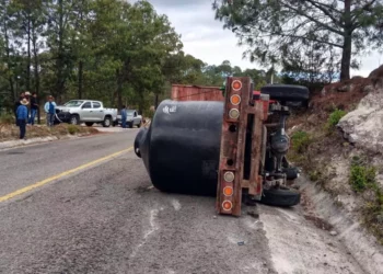 La camioneta Nissan NP300 quedó abandonada en el kilómetro 44+200; la Policía Vial Estatal tomó conocimiento del siniestro.