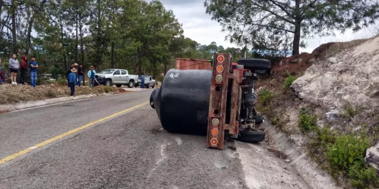 La camioneta Nissan NP300 quedó abandonada en el kilómetro 44+200; la Policía Vial Estatal tomó conocimiento del siniestro.